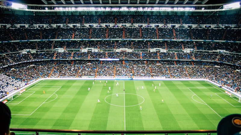 欧洲足球锦标赛赛场全景，球员激烈争抢足球